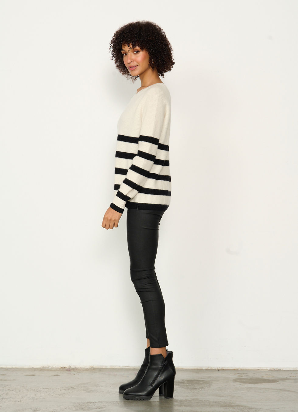 Thumbnail: Wool & Cashmere Lower Stripe Jumper in White
