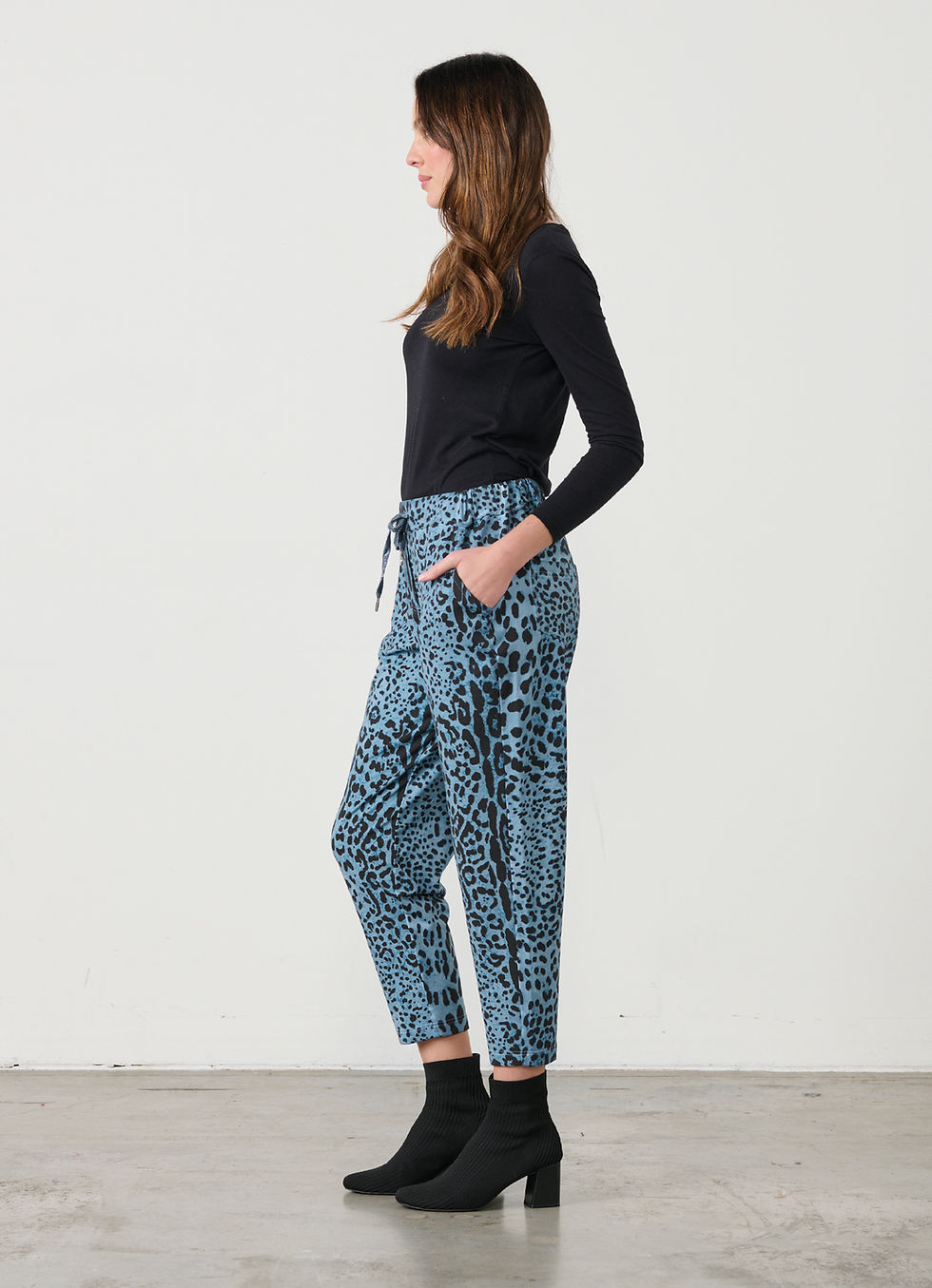 Thumbnail: Animal Print Pant in Blue