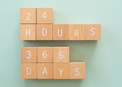 24時間365日と英語でかかれた積み木