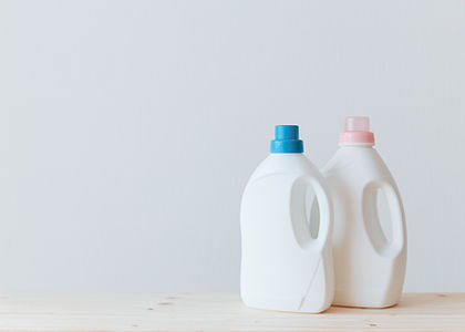 洗剤と柔軟剤のボトル