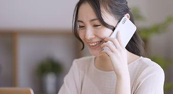 電話をかける女性