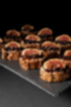 20. CROSTINI SU OŽKOS SŪRIO KREMU, KARAMELIZUOTAIS SVOGŪNAIS IR FIGOMIS
