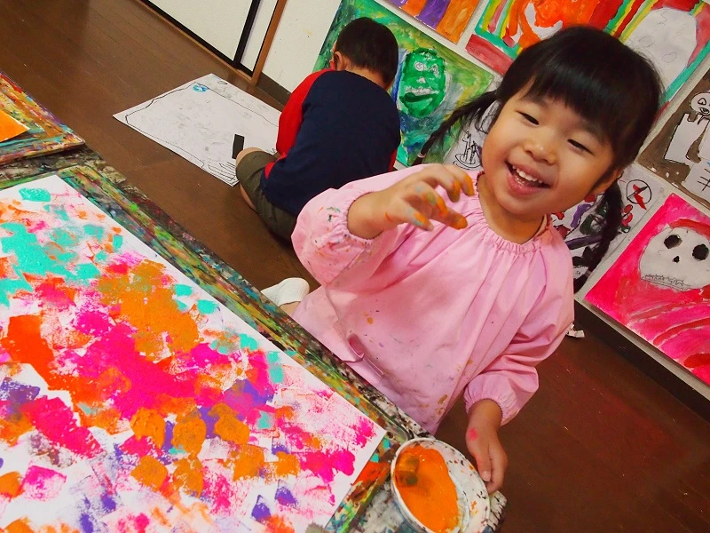 レッスン報告 幼児 低学年クラス ハロウィンの風景画を描こう 大府で幼児 小中学生のお絵描きならtrillアートクラス