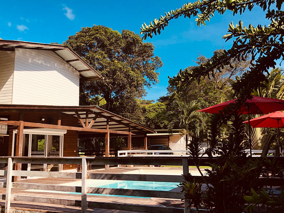 Vue extérieur de la villa la Chaumière en Guyane