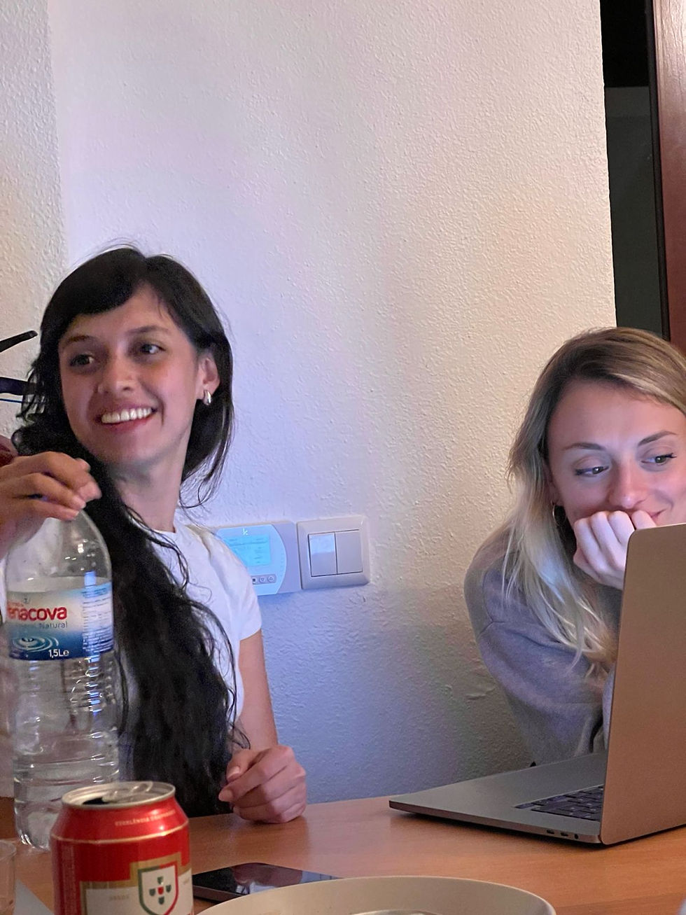 digital nomads ericeira working together