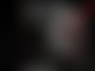 Technische Grafik der BLACK SCREEN DIVISION für den Blogpost VOID_03. Nahaufnahme eines Managers im Anzug mit einer zerbröckelnden Dual-Maske. Die linke Maskenhälfte zeigt ein verzerrtes Motivationslächeln, die rechte zerbröckelt und offenbart einen kybernetischen Totenkopf mit roten Leuchteffekten. Text oben links: [ID: VOID_03 // ERZWUNGENE_FROEHLICHKEIT]. Haupttitel: ‚DEAD MEN TELL NO TALES: [ERZWUNGENE_FROEHLICHKEIT] DIE ILLUSION VOM TEAM-BUILDING.‘