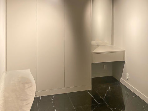 Ukens entré: Garderobe og konsollbord med speil i gråbeige