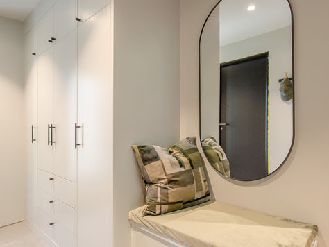 Ukens entré: Myk og elegant garderobe med gyllen gråhvit fargetone