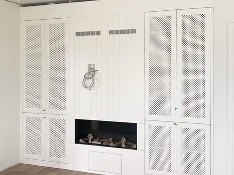 Ukens prosjekt under oppføring: Peis og TV vegg med perforerte dører i bomull farge