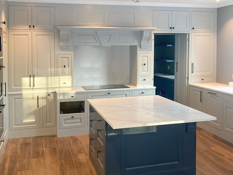 Ukens kjøkken under oppføring: Detaljrik Herregård med matbod skjult bak integrerte dører😁👉