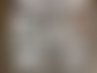 Ukens møbel: Spennende bokhylle med riller og spor i myk gyllen gråhvit 🙌 😁