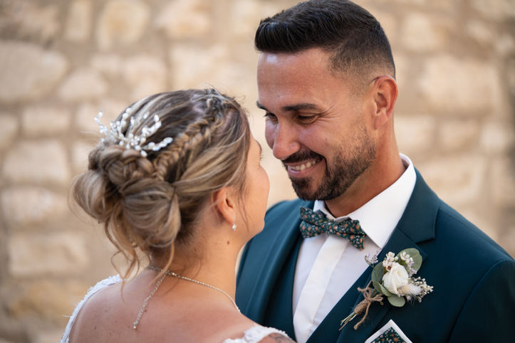 le mariés sourit et regarde la mariée aux Baux-de-Provence