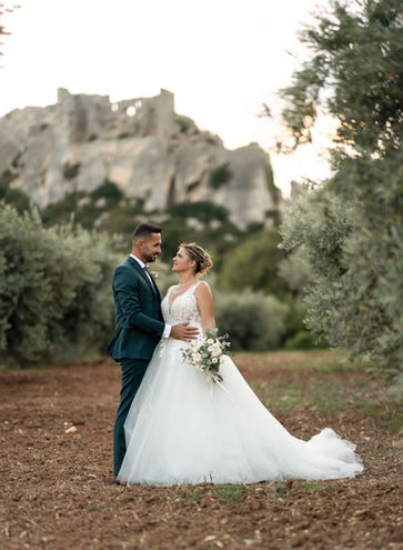 les mariés avec en fond les Baux-de-Provence