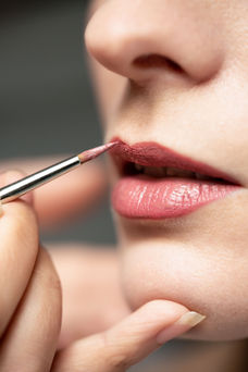 le maquillage des levres de la future mariée