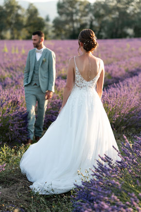 les mariés dans dans un champ de lavande