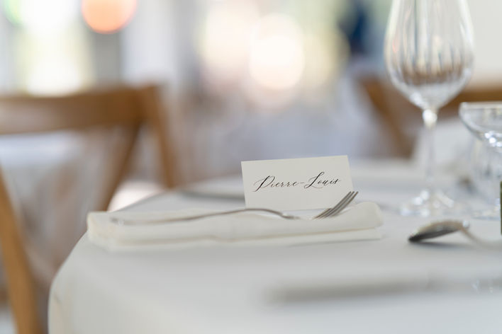 décoration de la table avec le nom du marié
