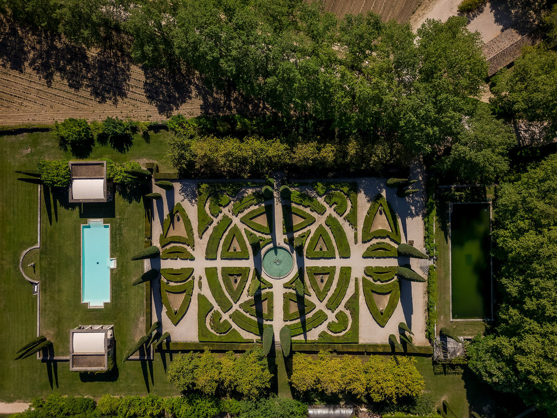 Vue aérienne jardin formel, piscine, vignobles château pittoresque.