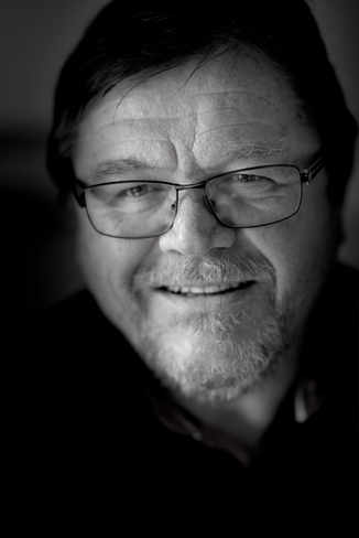 Portrait photo d'un homme senior âgé. Portrait photo réalisé par Eric Martinez photographe.