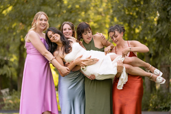 les demoiselles d'honneurs portent la mariée