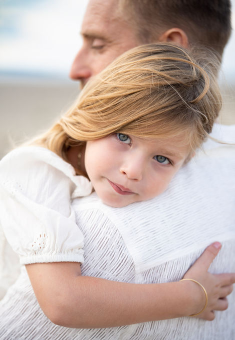 petite fille sur l'épaule de son papa