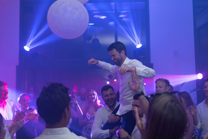 on soulève le marié dans la soirée