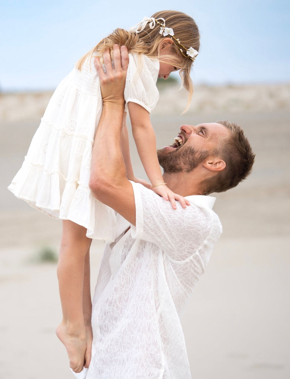 photo papa qui sourie devant sa fille