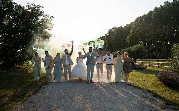 photo de groupe avec des fumigènes au coucher du soleil