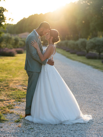 les mariés en face en face pour une photo de couple au coucher du soleil