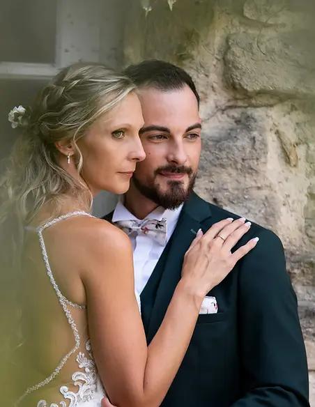 Couple de mariés élégants s'enlaçant.
