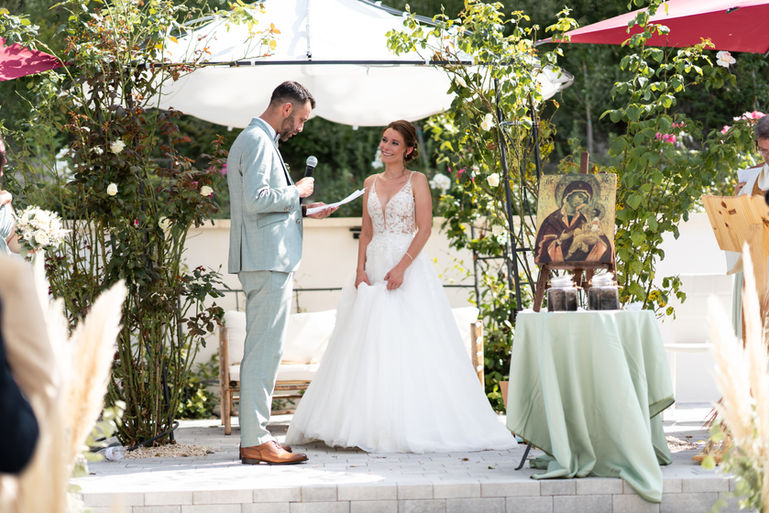 le marié parle à la mariée