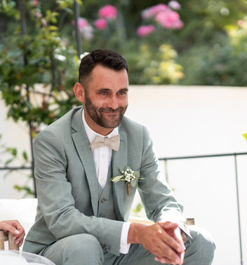 le mariée attend et sourit