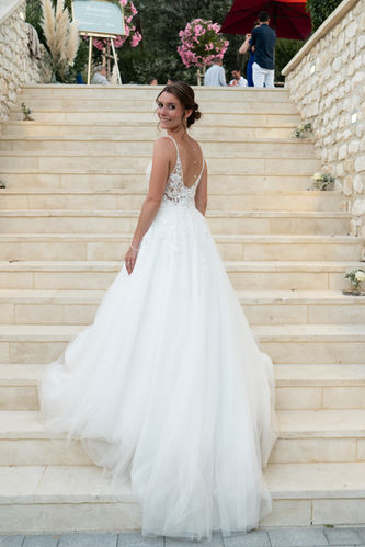 la mariée monte un escalier