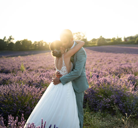 les mariés s'embrassent pour une jolie photo de couple dans un champ de lavande en provence