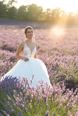 la mariée marche dans un champ de lavande dans la Provence