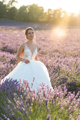 la mariée marche dans un champ de lavande dans la Provence