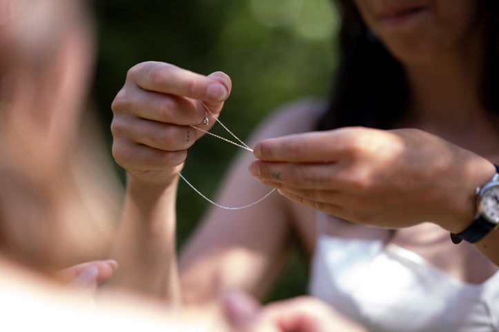 la mariée mets un bijou