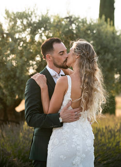 les mariés s'embrassent