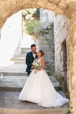 les mariés à côtés des vieilles pierres aux Baux-de-Provence