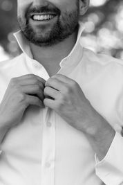 sourire du marié qui boutonne sa chemise