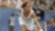 Renée Richars en train de jouer au tennis. 