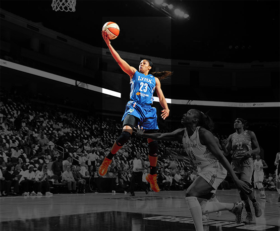 Maya Moore lors d'un match de basketball.