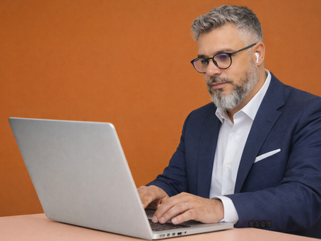 Foto de Edson Rodrigues de Sousa, especialista em varejo e experiência do cliente, em retrato profissional, representando o blog Construindo Experiências sobre estratégia, decisão e gestão no varejo.
