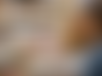 Mulher com bebê no colo em um corredor de supermercado analisando fraldas na prateleira enquanto consulta o celular com recomendações personalizadas de produtos premium da marca Huggies, ilustrando o uso de dados do shopper para impulsionar vendas.