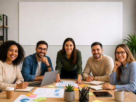 Colaborador em visão lateral revisa um fluxo de processos enquanto faz anotações em um caderno. Sobre a mesa há um notebook com gráficos de desempenho, documentos, bloco de notas, caneca e planta. Ao fundo, um quadro com fluxograma e prateleiras de escritório reforçam o ambiente corporativo focado em análise de processos, qualidade e melhoria da experiência do cliente.