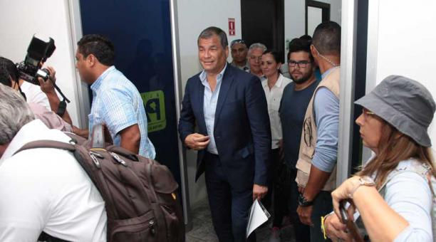 Después de diez años en el poder, Rafael Correa no puede volver al Ecuador.