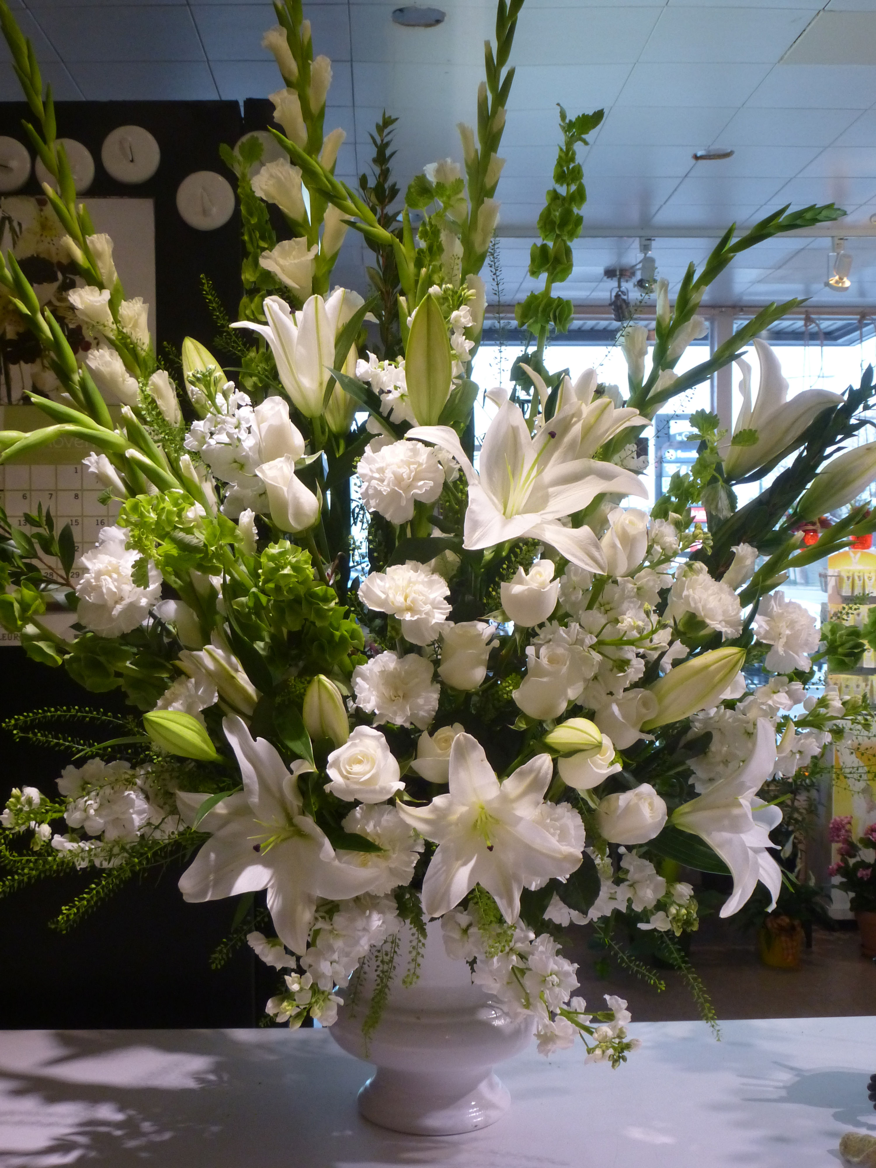 Corbeil de fleurs blancches