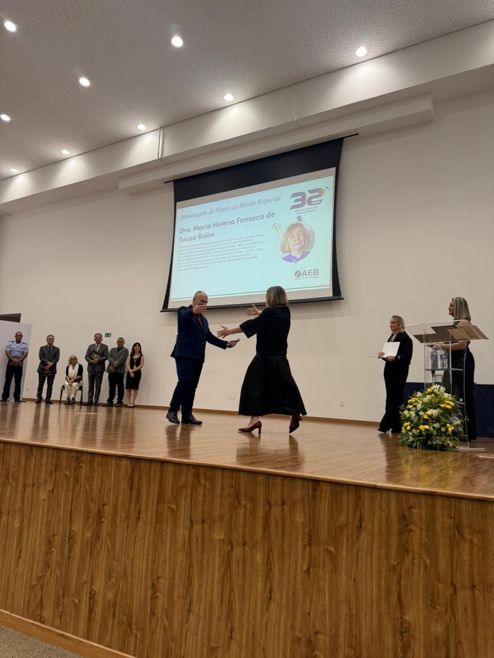 Presidente da IASS, Dra. Maria Helena Rolim, recebe medalha de Honra do Mérito Espacial da AEB
