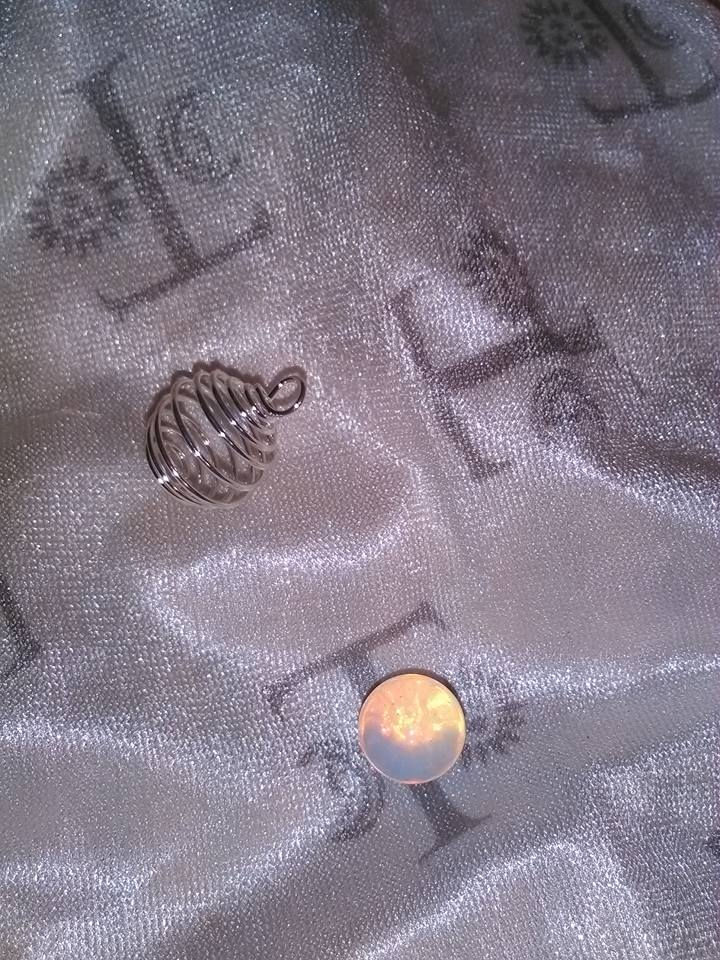 PENDENTIF opaline pierre naturel avec cage argentée