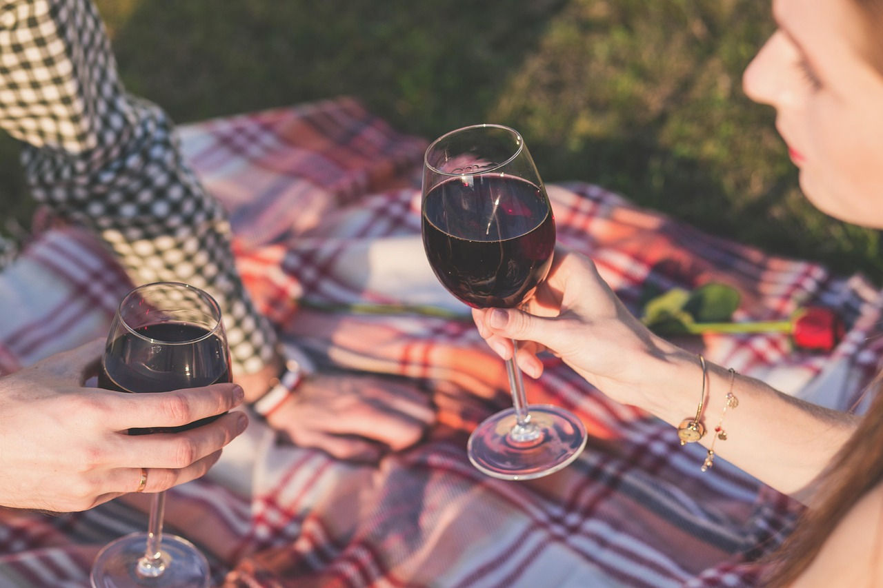 Couple dégustant du vin du Jura près d’une grotte naturelle lors d’une escapade œnologique