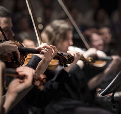 Plongez dans une expérience sensorielle au cœur du Jura, où la magie de la musique se marie à la beauté naturelle de la région. Cette image vous transporte vers des vacances extraordinaires, où chaque coin du Jura devient une mélodie enchanteresse à découvrir. Explorez les lieux à visiter dans le Jura d'une manière nouvelle et captivante, tout en vous laissant envoûter par des concerts en plein air et des interprétations classiques. Laissez la passion pour la musique guider vos pas alors que vous explorez les festivals de musique, découvrez des instruments de musique populaires et plongez dans l'histoire riche de la musique classique. Cette image évoque une expérience immersive où les mélodies, les souvenirs et la beauté du Jura se fondent harmonieusement pour créer des vacances musicales inoubliables.